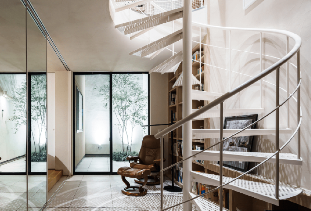 高級感のある注文住宅のらせん階段