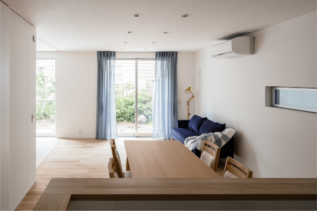 リビングのカーテンを開けて暮らせる家