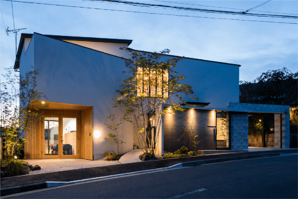 高級感のある注文住宅の外観ライトアップ