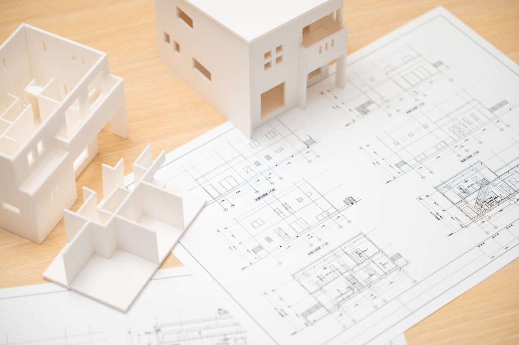 店舗兼用住宅の建築模型と間取り図