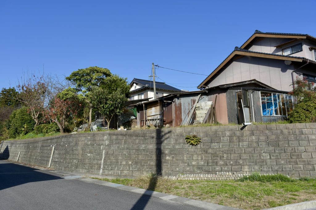 老朽化した擁壁のある土地