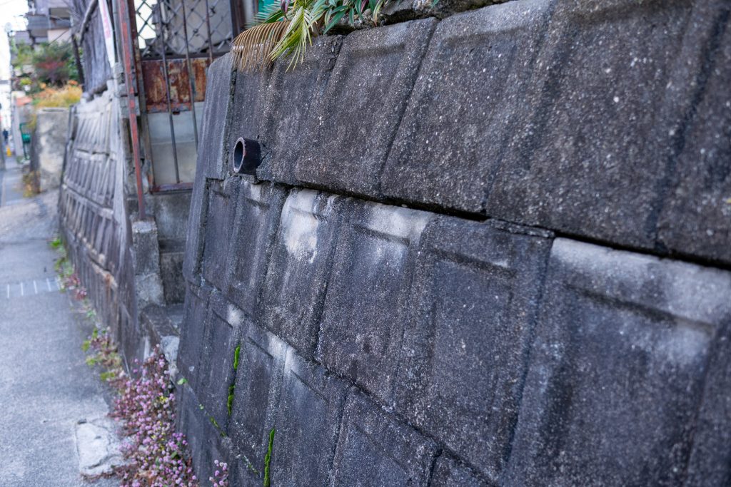 古い擁壁のブロックのずれ