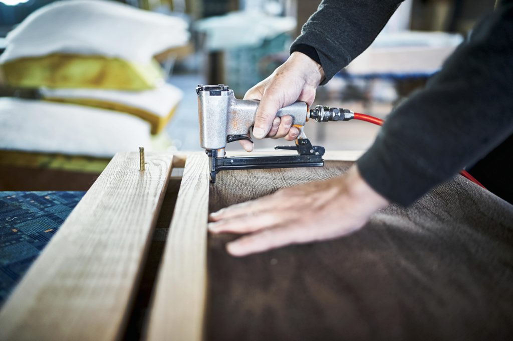 造作家具を加工する職人