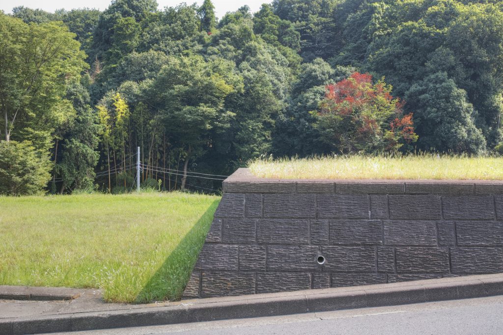 新築を建てる前の傾斜地