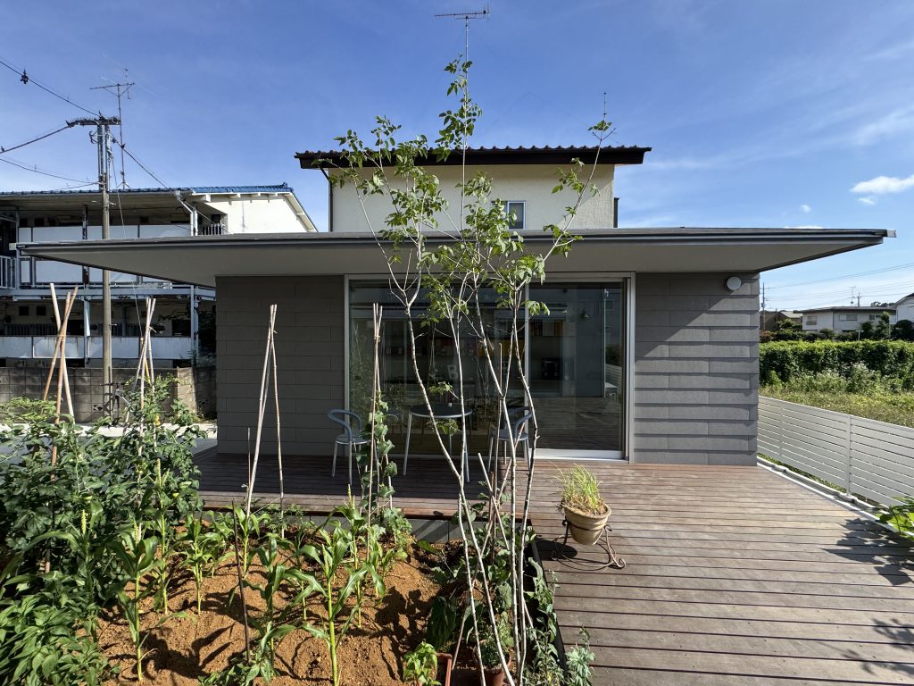 母屋から見た離れ