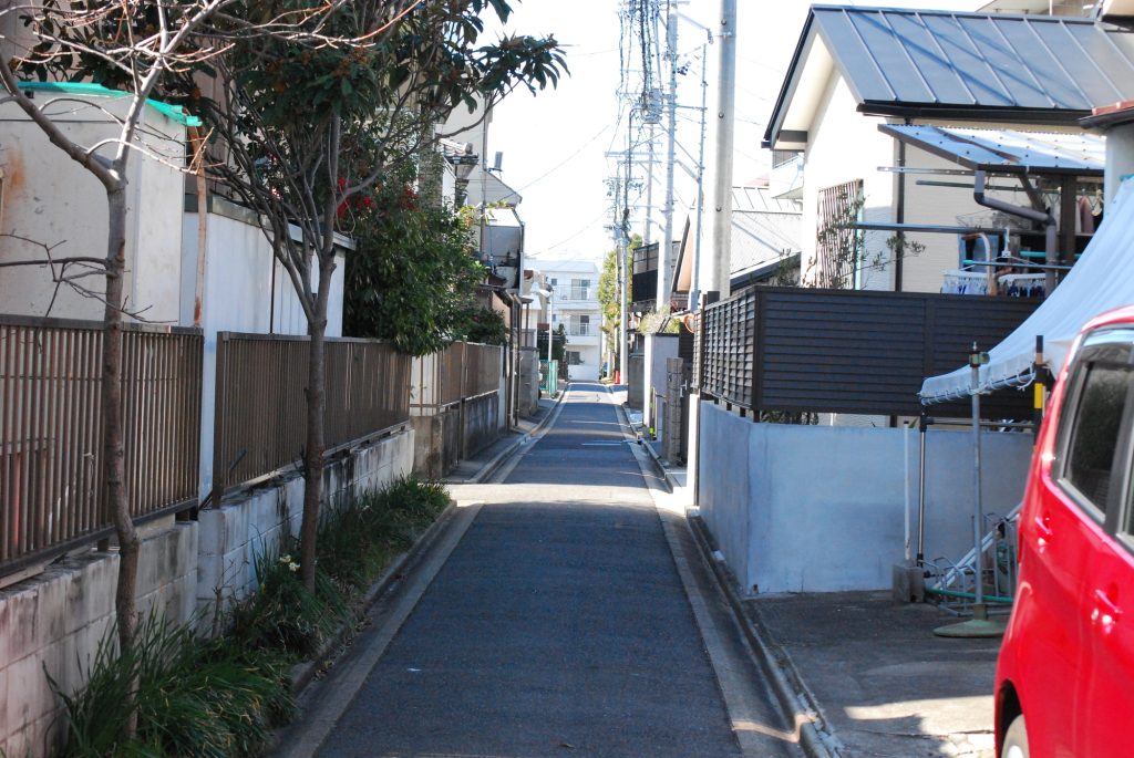 セットバックによる擁壁工事が必要な路地
