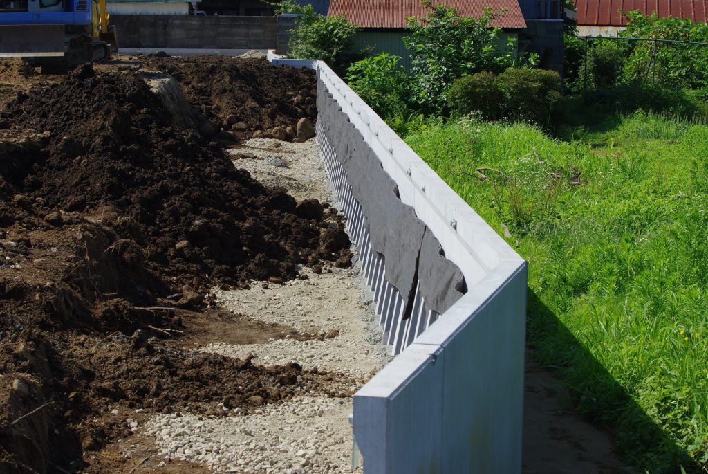 専門業者による擁壁工事現場