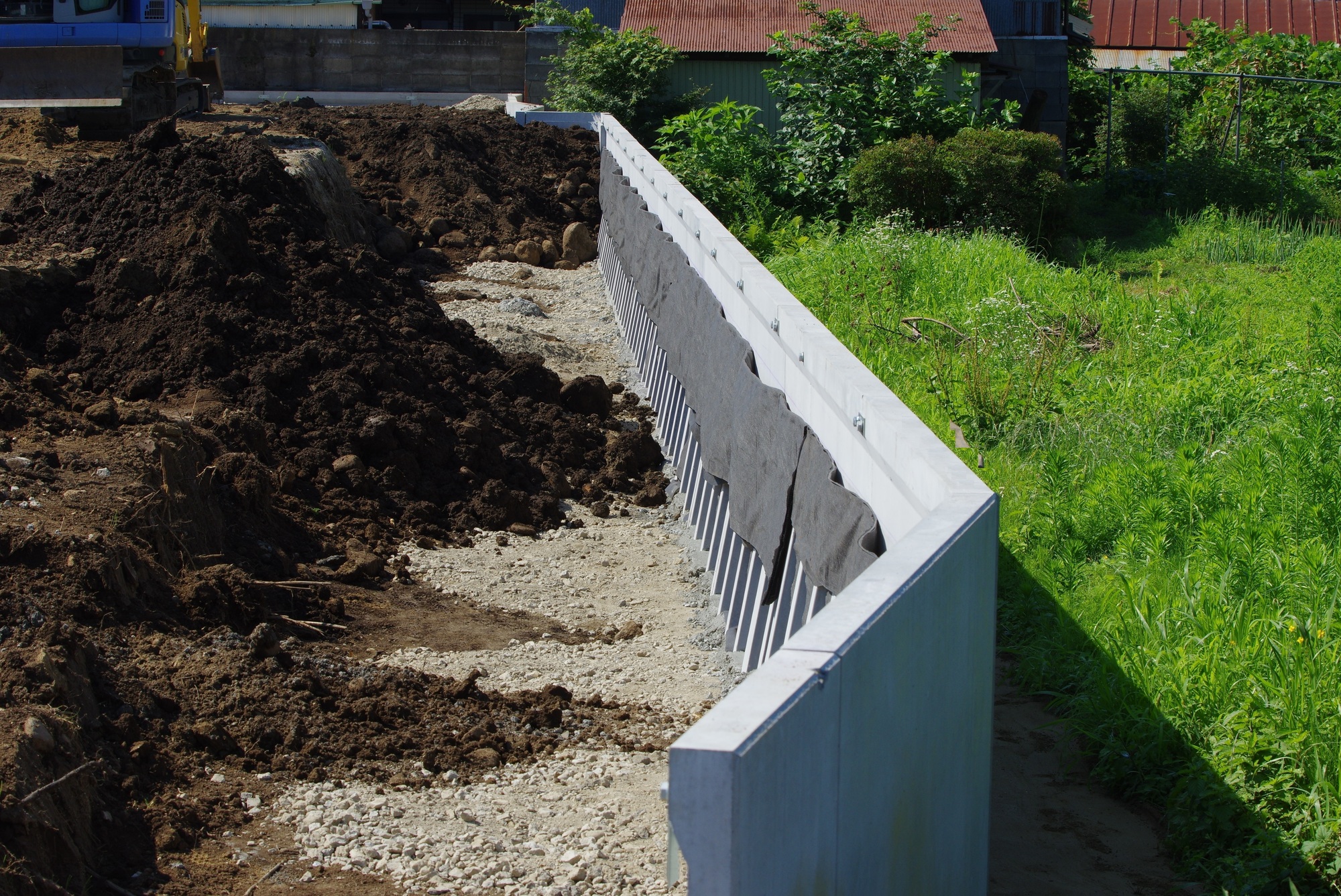 専門業者による擁壁工事現場