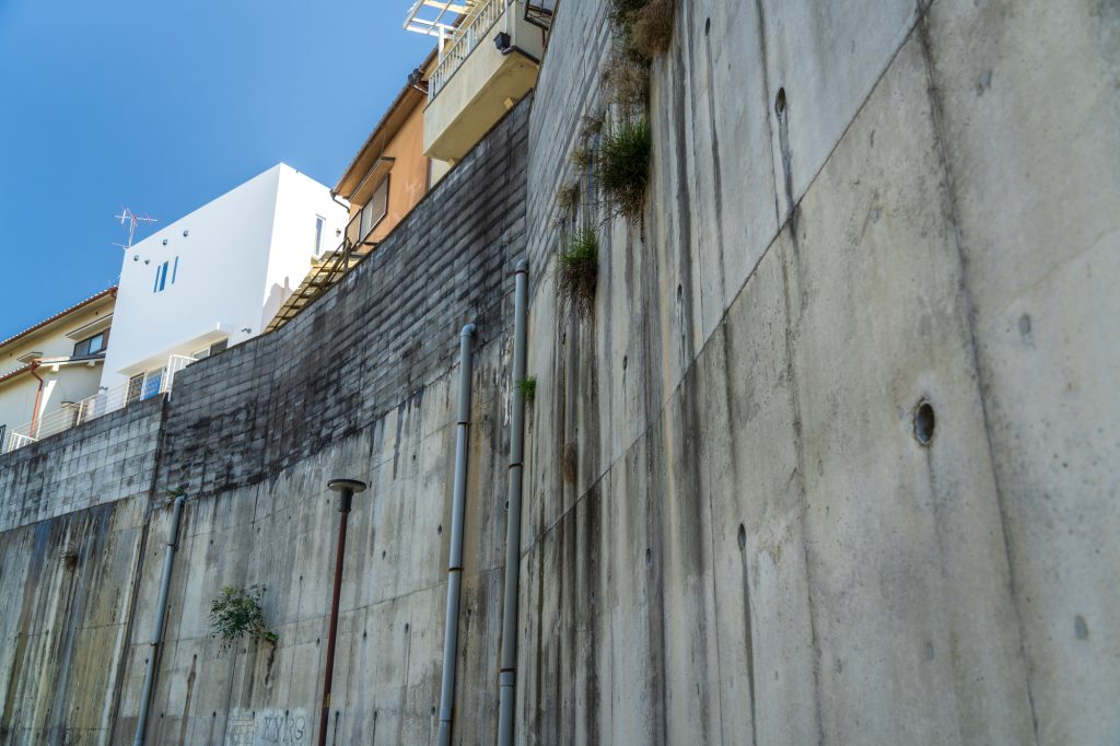 擁壁工事が必要な住宅地