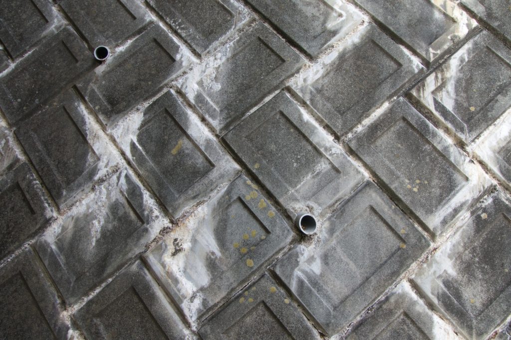 耐用年数を過ぎた間知ブロック擁壁