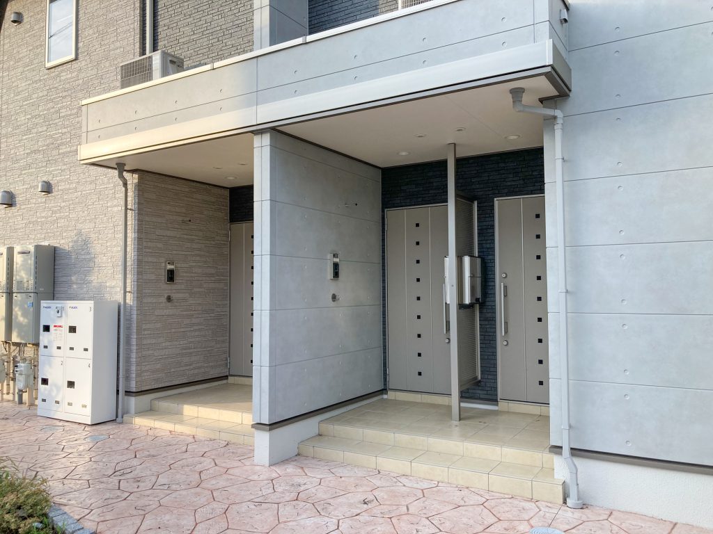 大手ハウスメーカーが建てたアパートの玄関