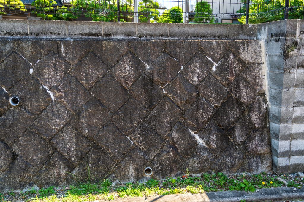 古い擁壁がある家