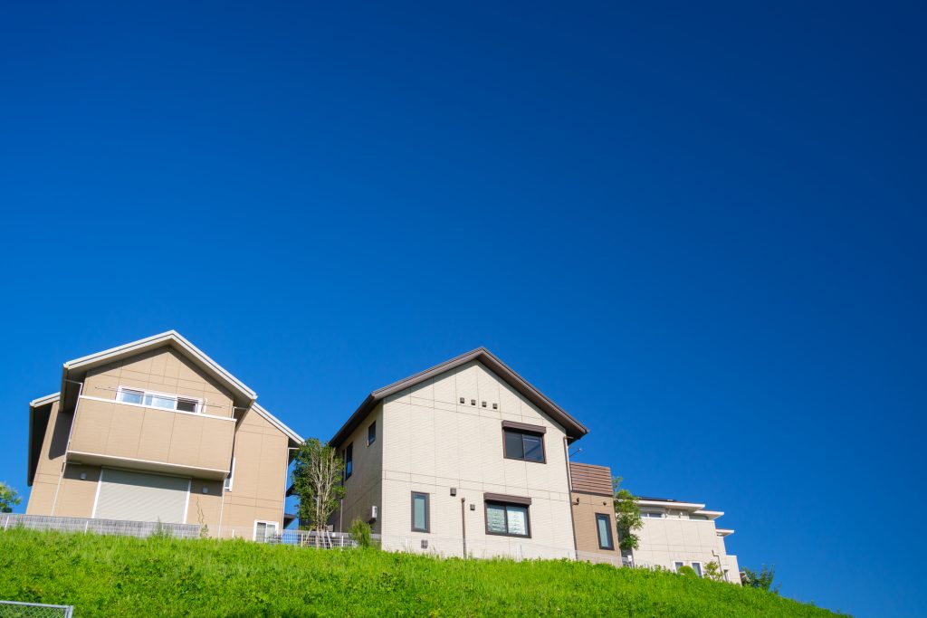 高台の土地を活かした家