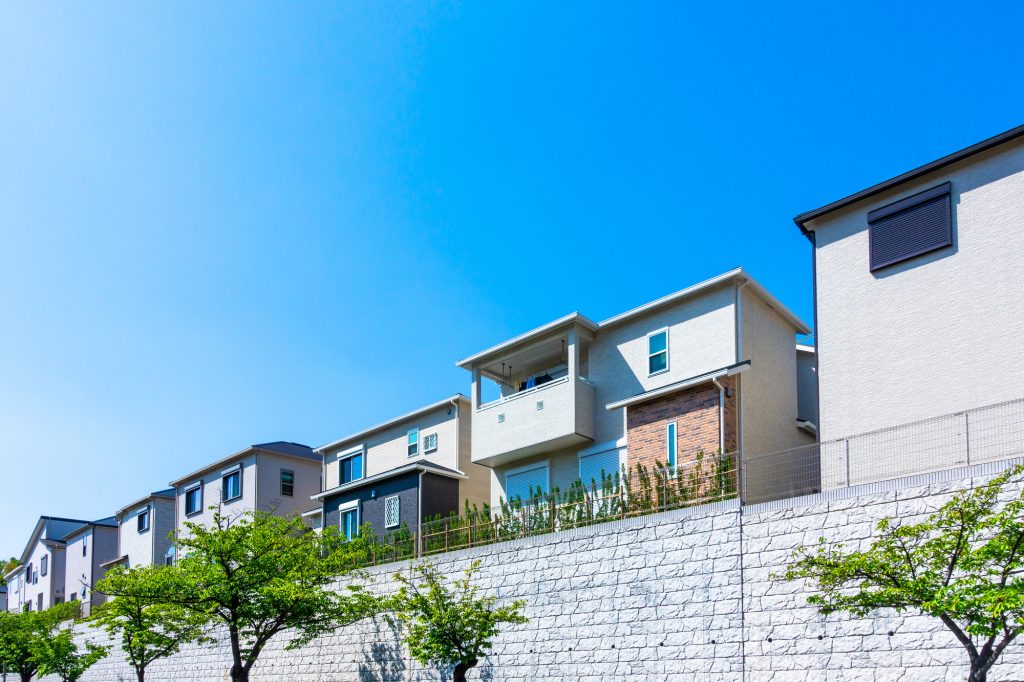 高台の土地に建つ家