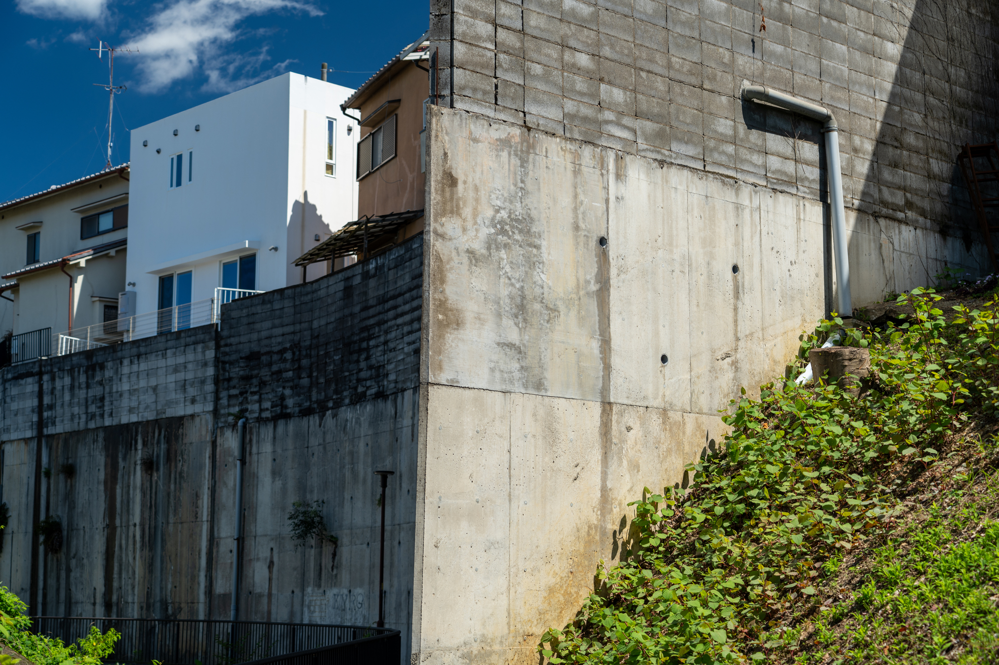 古い擁壁の上に建つ家