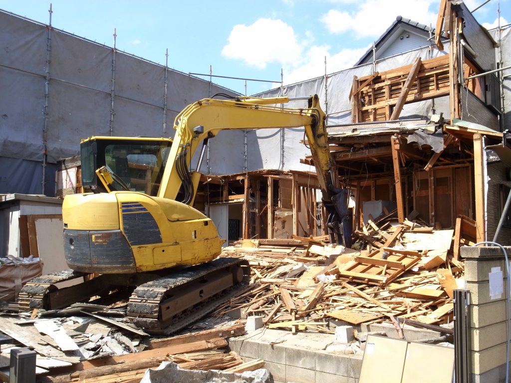 建て替えの解体現場