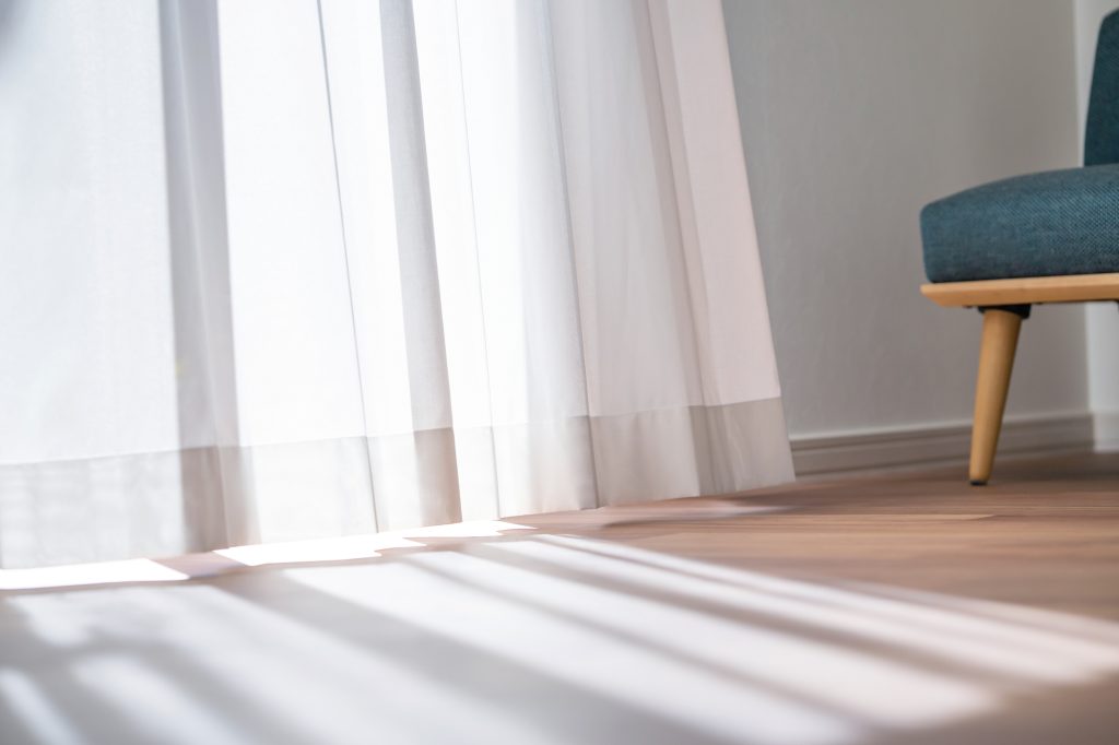 カーテンのある家